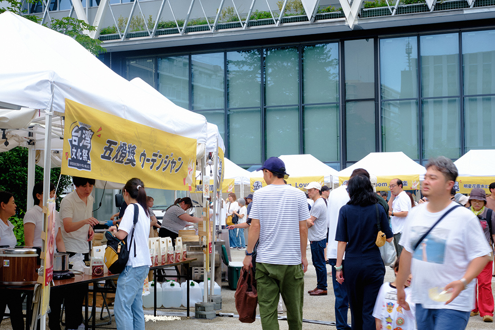 東京の台湾文化祭で屋台グルメを楽しむ来場者と出店ブース