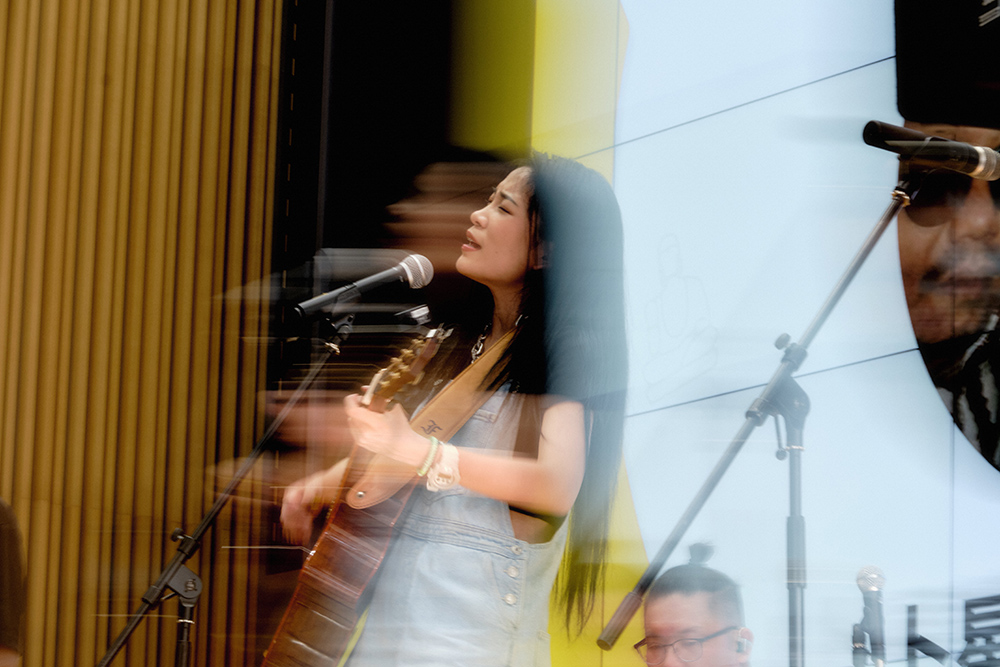 台湾文化祭のステージでライブパフォーマンスを披露するアーティスト