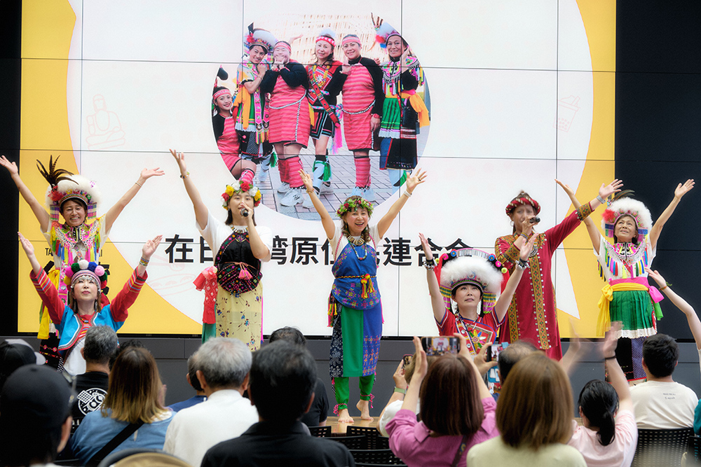 台湾文化祭のステージで伝統舞踊パフォーマンスを披露する出演者