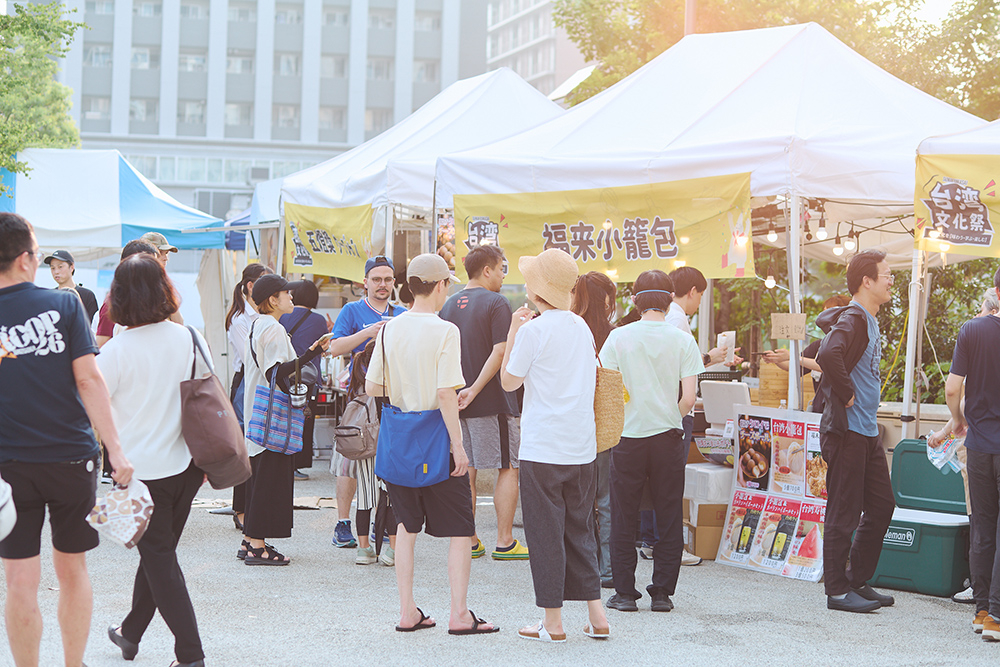 東京の台湾文化祭で屋台グルメに並ぶ来場者と賑わう会場