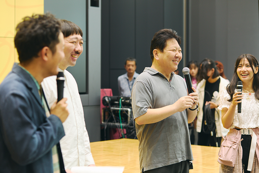 台湾文化祭のトークイベントで司会者と登壇者が交流する様子